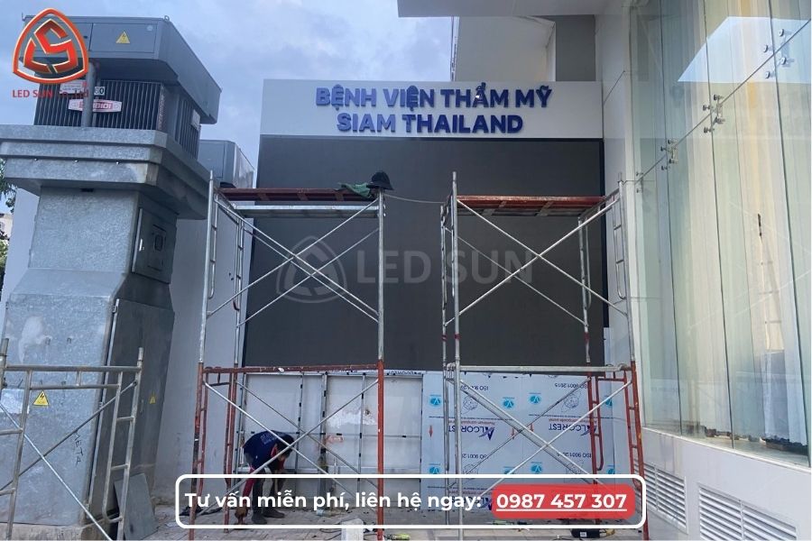 Led Sun thi công màn hình LED ngoài trời cho bệnh viện SiAm Thái Lan