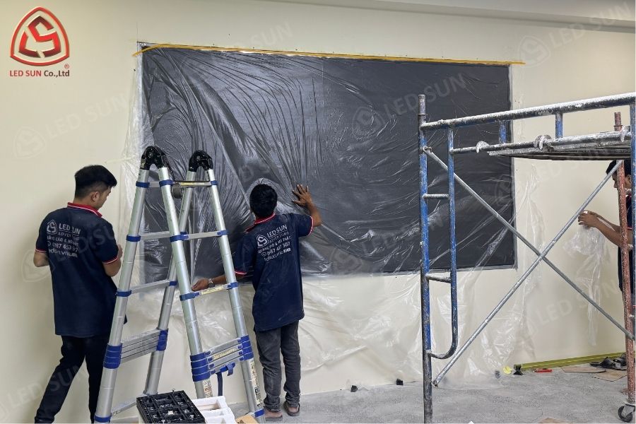 Kỹ thuật viên kiểm tra tín hiệu sau khi triển khai màn hình LED P2 tại nhà máy Hansae