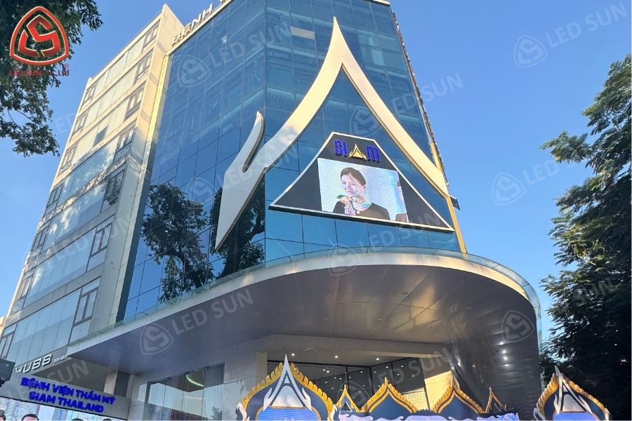 Thi Công Màn Hình LED P4 Quảng Cáo Ngoài Trời - BV Siam Thailand