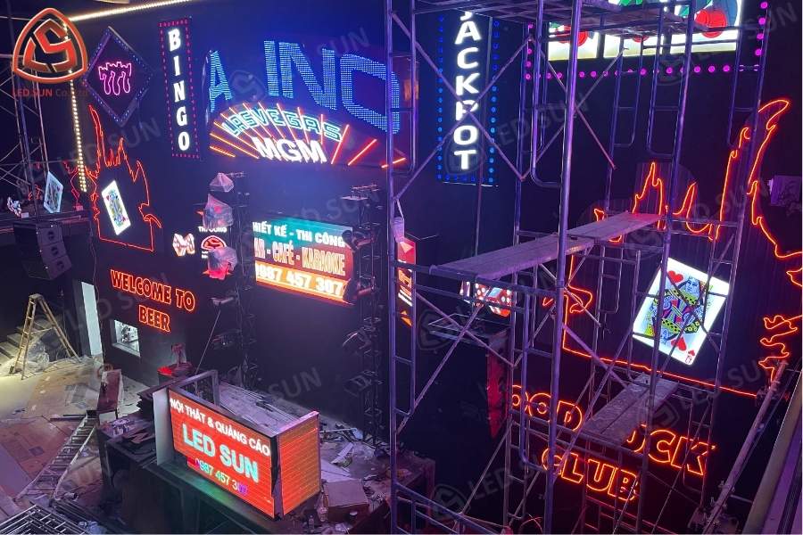 Lắp đặt màn hình LED P5 trong nhà kết hợp sân khấu bar