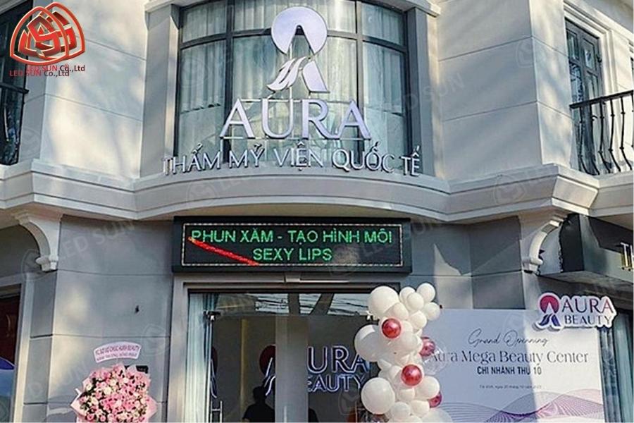 Màn hình LED P10 ngoài trời tại mặt tiền thẩm mỹ viện Aura