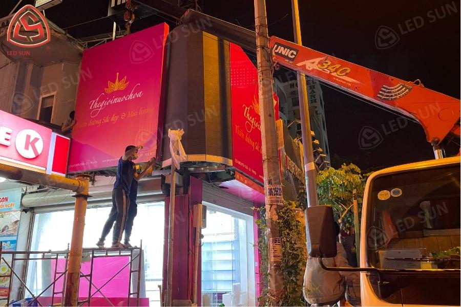 Thi công màn hình LED P5 ngoài trời trên giàn giáo trong giai đoạn lắp đặt khung