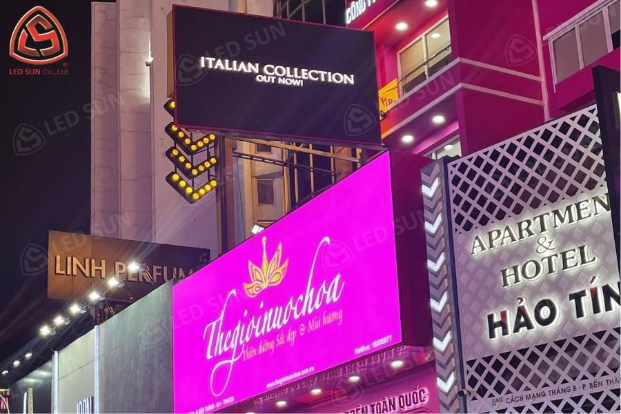 Thi Công Màn Hình LED Quảng Cáo Cho Chuỗi Cửa Hàng Thế Giới Nước Hoa