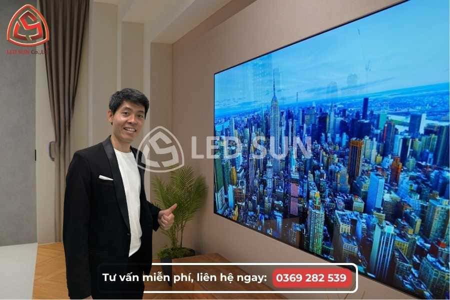 Kỹ thuật viên Led Sun triển khai màn hình LED P1.66 và căn chỉnh hiển thị sau lắp đặt