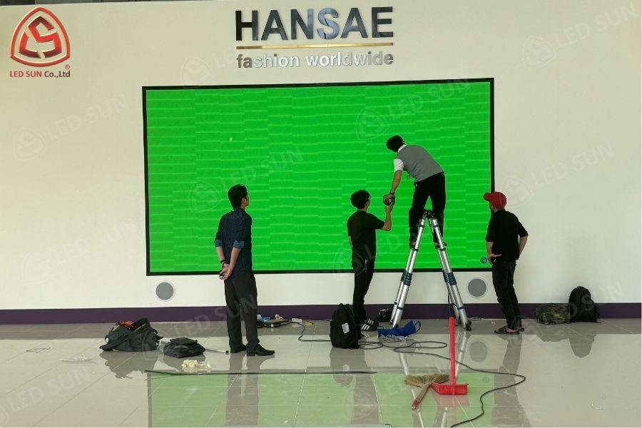 Test màn hình LED P4 trong nhà tại tập đoàn may Hansae Hàn Quốc