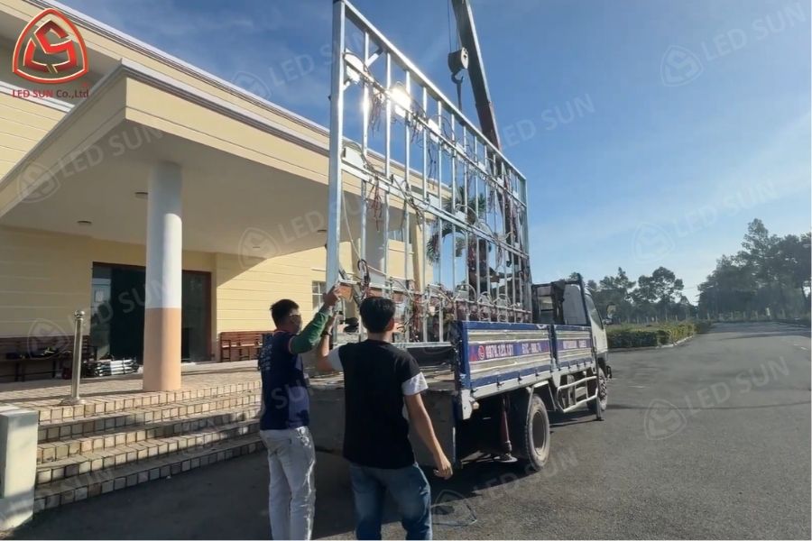 Quá trình vận chuyển module để làm màn hình LED P4 trong nhà trước khi lắp đặt