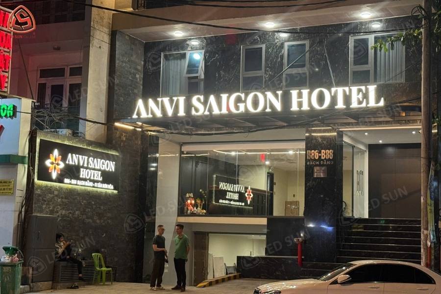 Cận cảnh chữ nổi và hộp đèn mặt tiền khách sạn