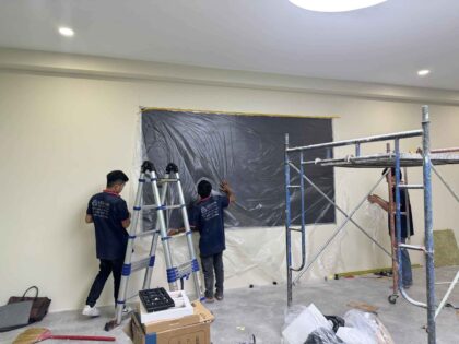 Đội ngũ kỹ thuật viên Led Sun đang thi công màn hình LED tại công trình trong phòng họp