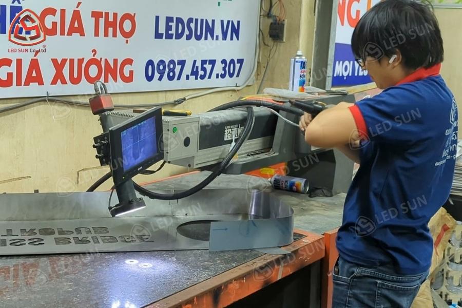 Vận hành máy cắt laser CNC kim loại